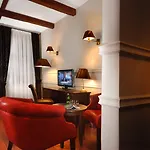 Holland House Old Town Ξενοδοχείο με διαμερίσματα 4*