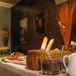 Ξενοδοχείο με διαμερίσματα Holland House Old Town 4*