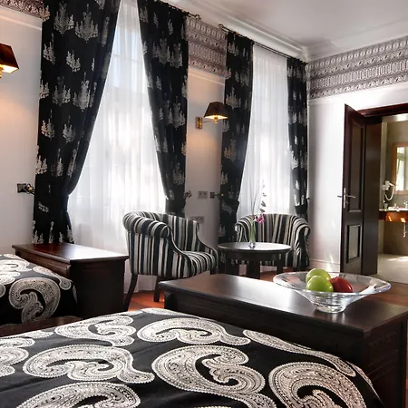 Holland House Old Town Aparthotel 4*