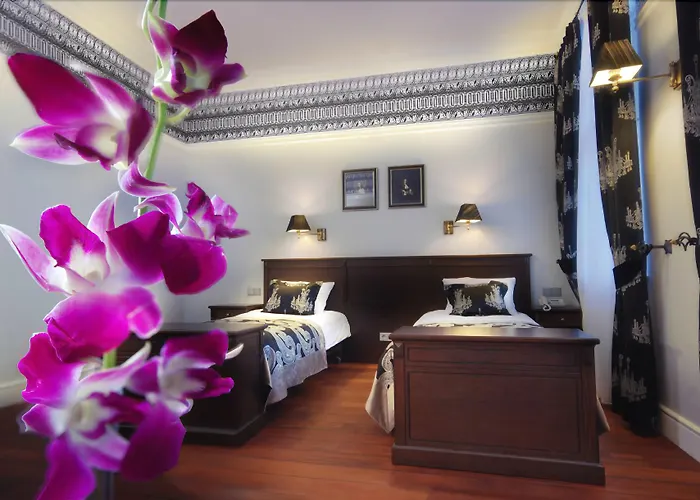 Holland House Old Town Aparthotel 4*