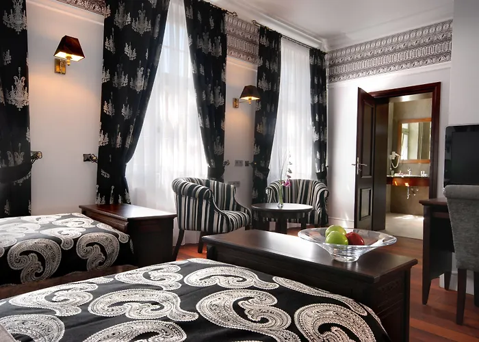 Holland House Old Town Aparthotel 4*