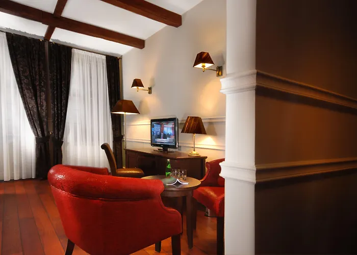 Holland House Old Town 公寓式酒店 4*