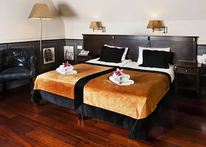 Holland House Old Town 4*