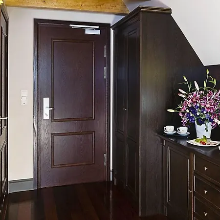 Holland House Old Town Aparthotel 4*
