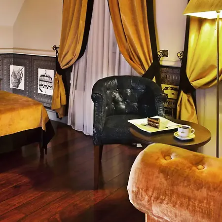 Holland House Old Town Aparthotel 4*