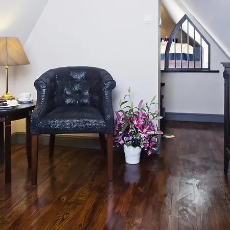 Holland House Old Town 4*