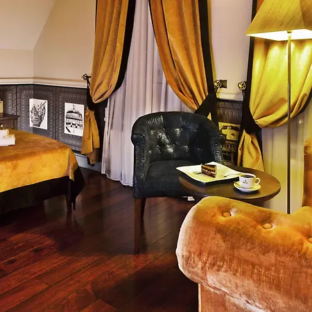 Holland House Old Town Aparthotel