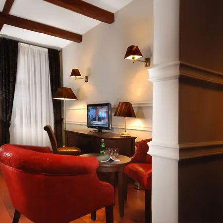 Holland House Old Town Aparthotel 4*